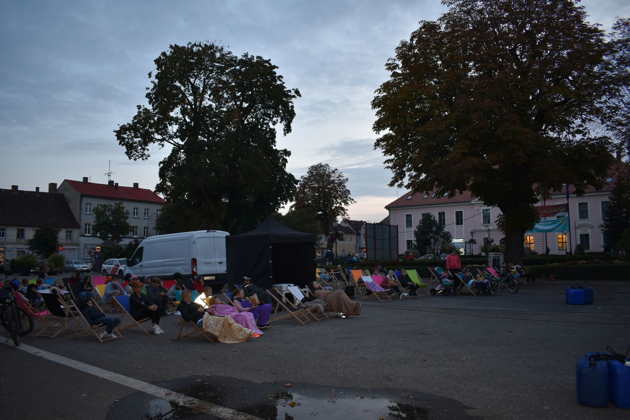 Zdjęcie przedstawia uczestników seansu