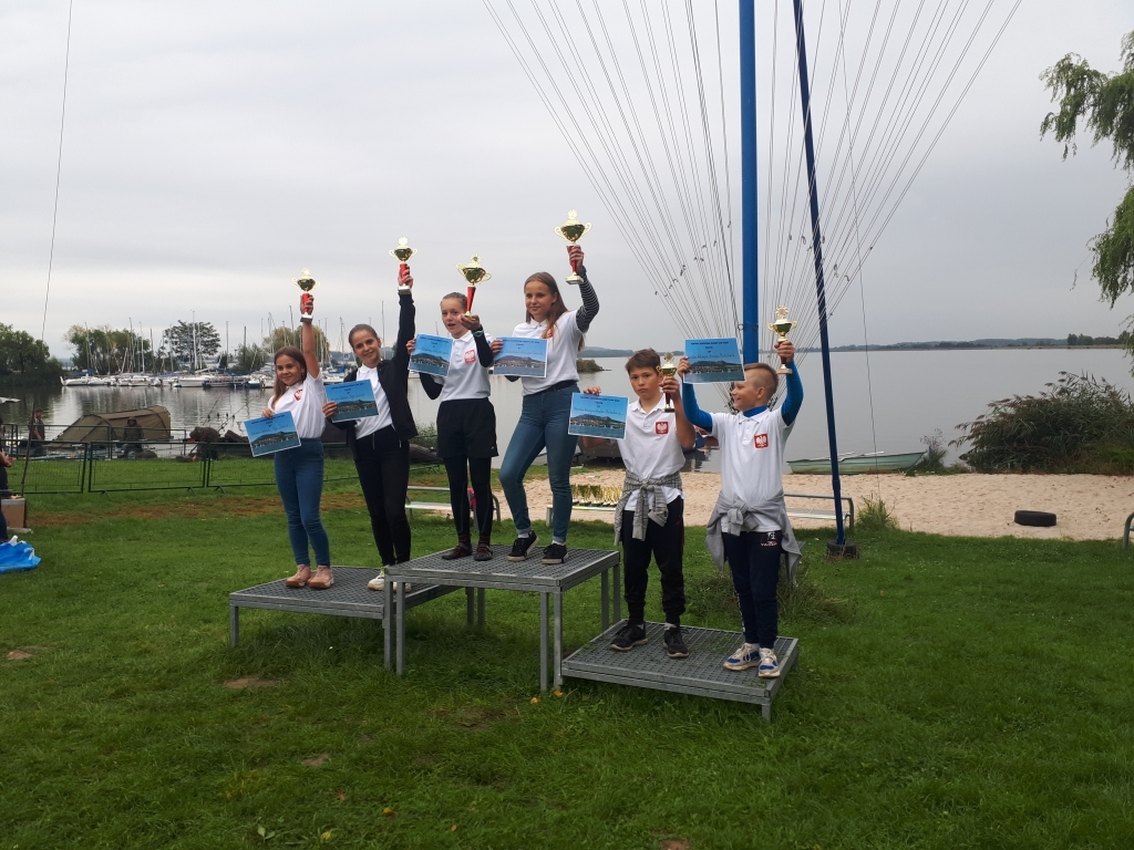 Zdjęcie ukazuje zawodników MKS Szkuner na podium