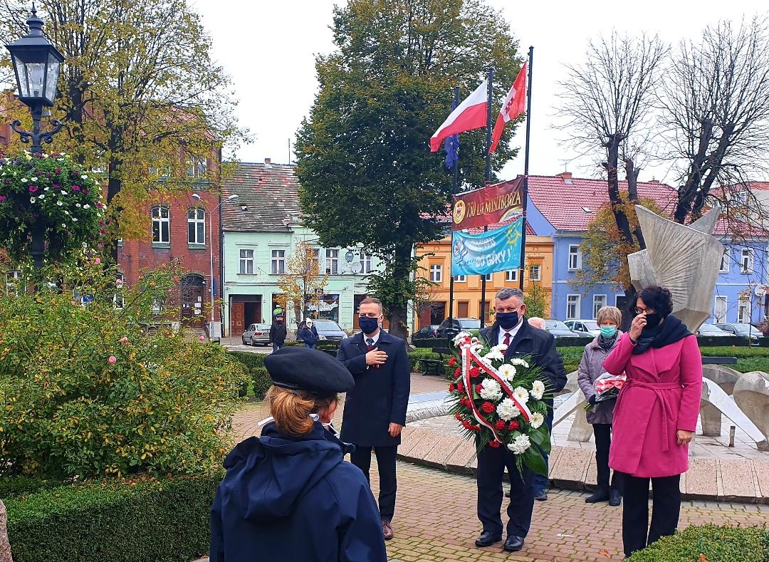 Wieniec składają Burmistrz Myśliborza Piotr Sobolewski, Przewodniczący Rady Miejskiej Marek Antczak i Sekretarz Gminy Katarzyna Królak