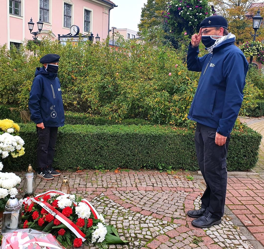 Asysta harcerzy z komendantem hufca ZHP Myślibórz druhem Rafałem Topolskim