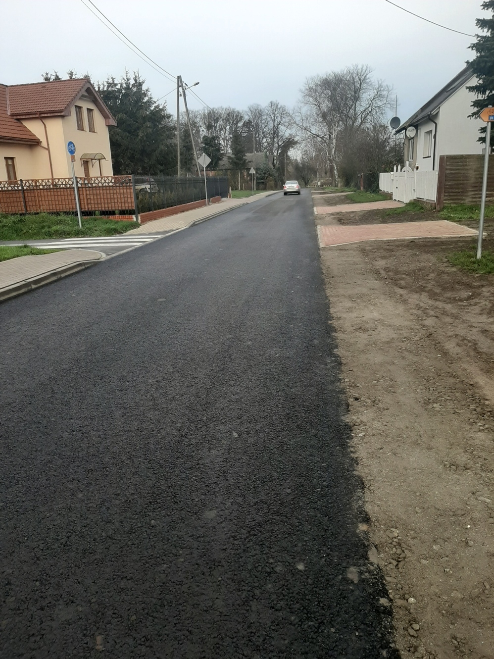 Zdjęcie przedstawia ukończoną drogę w Sulimierzu