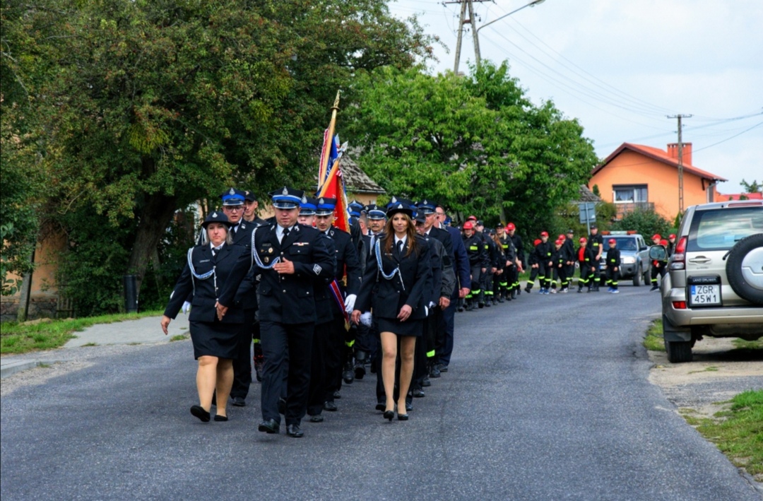 Zdjęcie przedstawia przemarsz jednostki przez wieś Rów