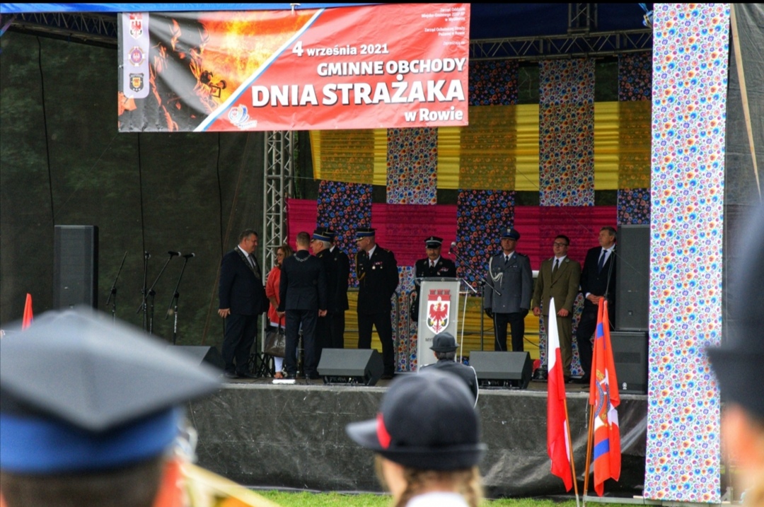 Zdjęcie przedstawia scenę podczas uroczystości Dnia Strażaka