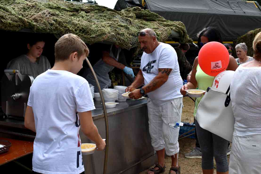 Poczęstunek wojskową grochówką