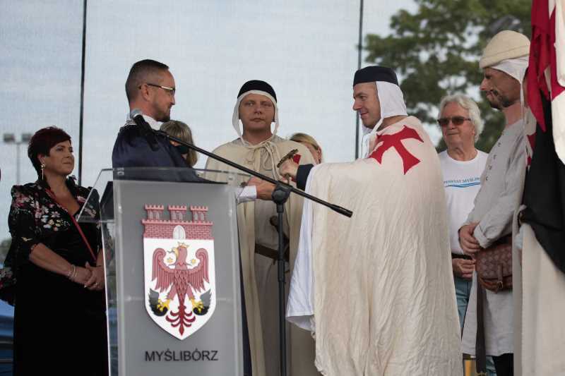 Symboliczne przekazanie klucza do bram miasta